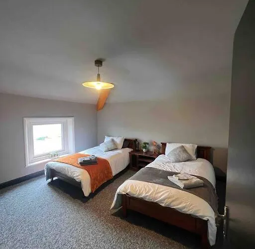 Stylish 5 Bedroom /7Bed Apartment