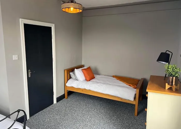 Stylish 5 Bedroom /7Bed Apartment