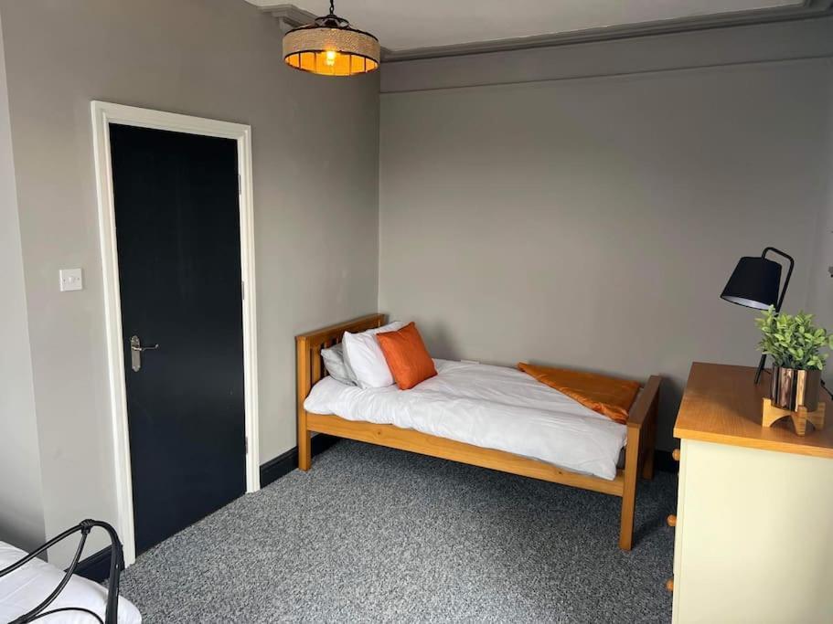 Stylish 5 Bedroom /7bed Apartment *