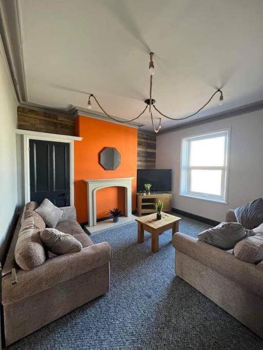 Stylish 5 Bedroom /7bed Apartment *